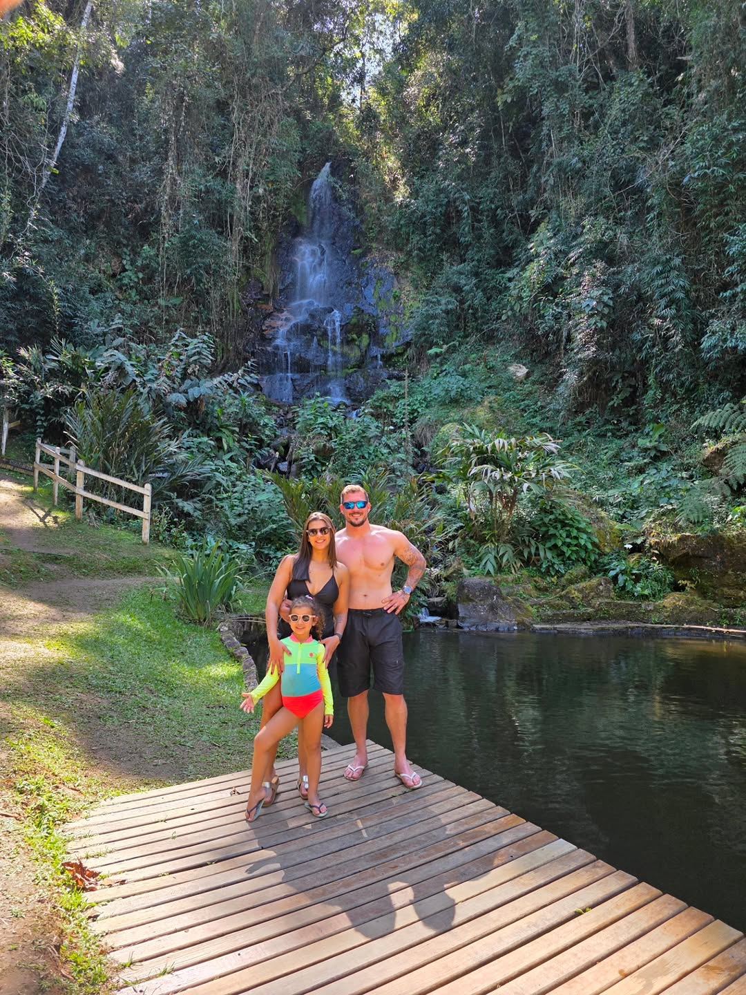 Família na cachoeira