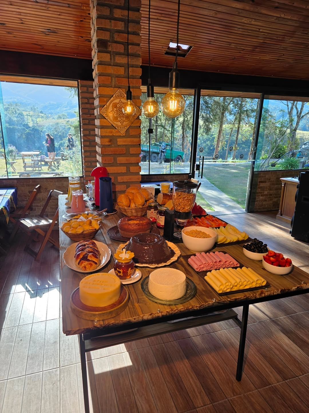 Mesa de café da manhã da Pousada Alto da Coruja