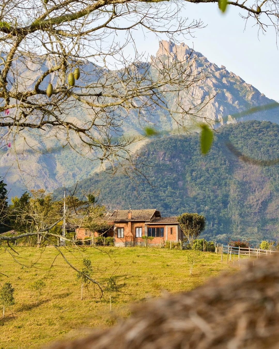 Pousada Alto da Coruja com as montanhas da Serra da Mantiqueira ao fundo